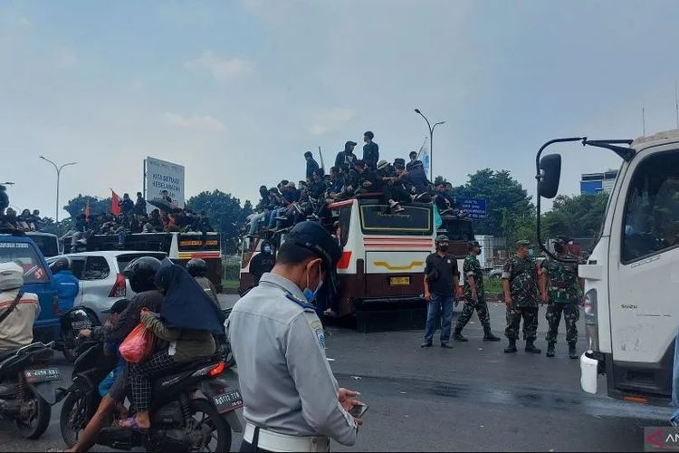 Mahasiswa menutup Gerbang Tol Gedong, Ciracas, Jakarta Timur, saat melakuan demonstrasi pada Senin (11/4/2022). 