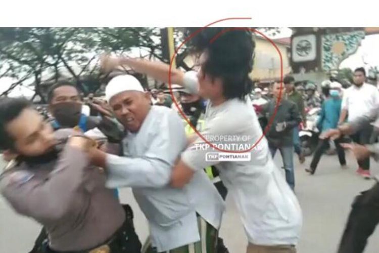 Polisi tangkap seorang pemuda yang menyerang anggota saat bubarkan aksi 1812 di Kota Pontianak, Kalimantan Barat (Kalbar), Jumat (18/12/2020).