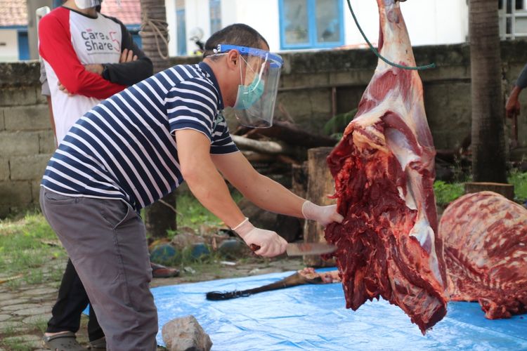 Teuku Nyak Arif Fatih Bilingual School dan Fatih Bilingual School dalam Idul Adha 2020 membagikan sebanyak 21 ekor sapi dan 2 ekor kambing hewan kurban kepada masyarakat terdampak pandemi Covid-19 (31/7/2020).