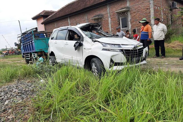 Kecelakaan maut terjadi antara kereta api barang dan mobil Toyota Avanza bernopol AE 1903 VS di rel perlintasan KA sebidang tanpa palang pintu di Desa Medani, Kecamatan Tegowanu, Kabupaten Grobogan, Jawa Tengah, Rabu (27/10/2021).