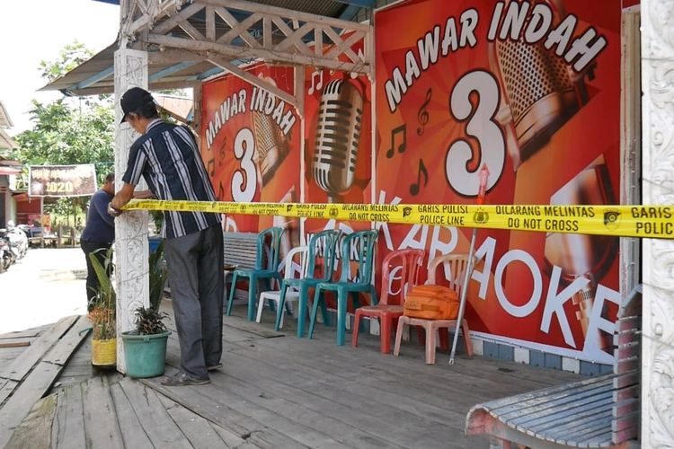 Tim Unit Inafis Unit Macan Borneo Satreskrim Polresta Samarinda bersama Polsek Samarinda Seberang memasang garis polisi dan melakukan olah Tempat Kejadian Perkara (TKP) di eks Lokalisasi Loa Hui, Samarinda, Selasa (10/3/2020).