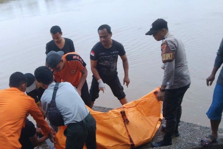 Petugas Kepolisian, BPBD mengevakuasi mayat wanita yang ditemukan mengapung di Sungai Indragiri di Riau
