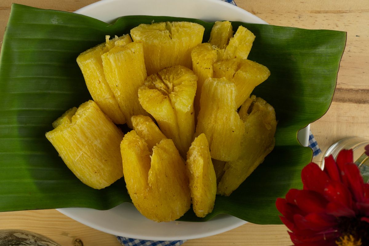 Ilustrasi singkong goreng merekah.