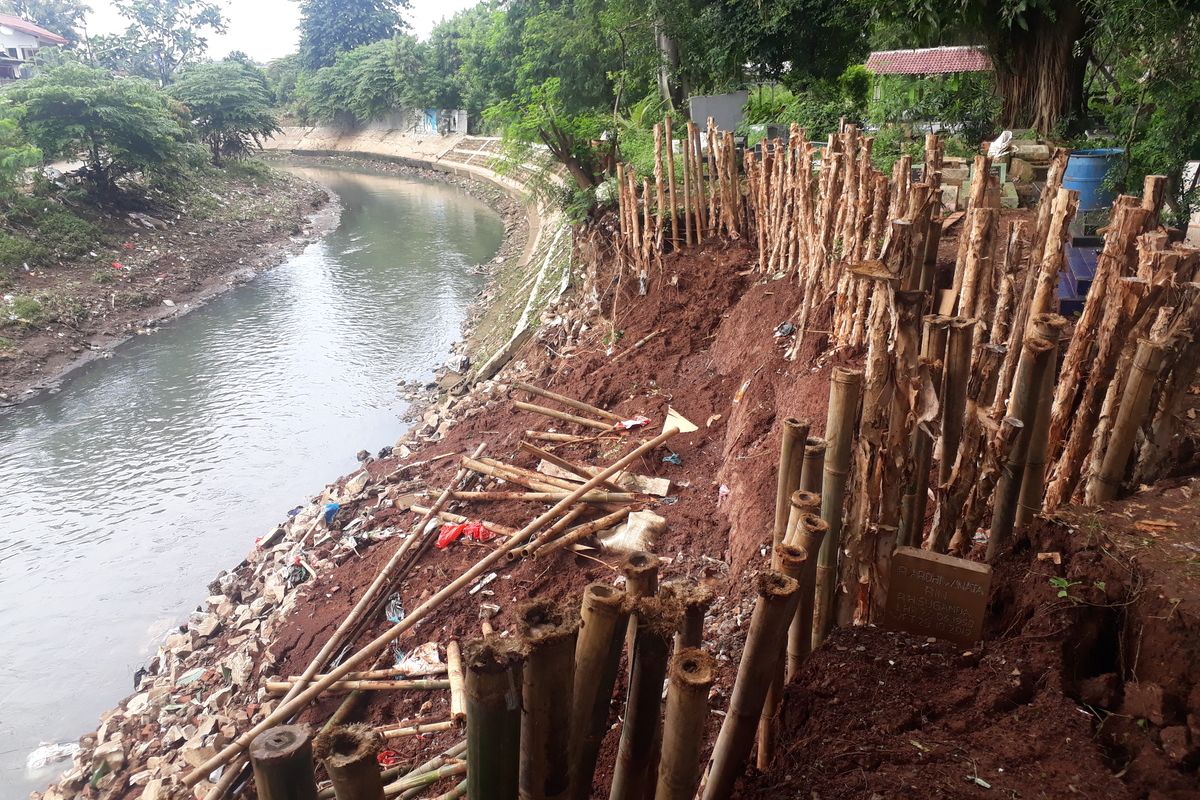 Kondisi Turap Kali Sunter di Kawasan Makam Pangeran Jayakarta, Pulogadung, Jakarta Timur, yang longsor, Kamis (27/2/2020).