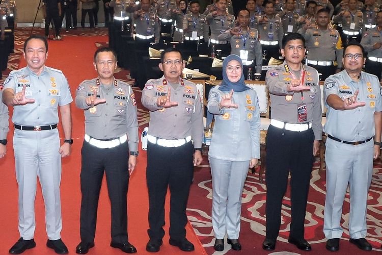 Seluruh jajaran Jasa Raharja dan Korlantas Polri terlihat berfoto bersama saat Rakernis. 
