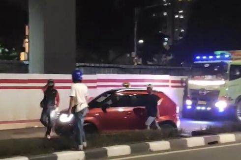 Sebuah Mobil Terguling di Setiabudi, Pengemudi Mengaku Panik Dengar Klakson Kendaraan Patwal