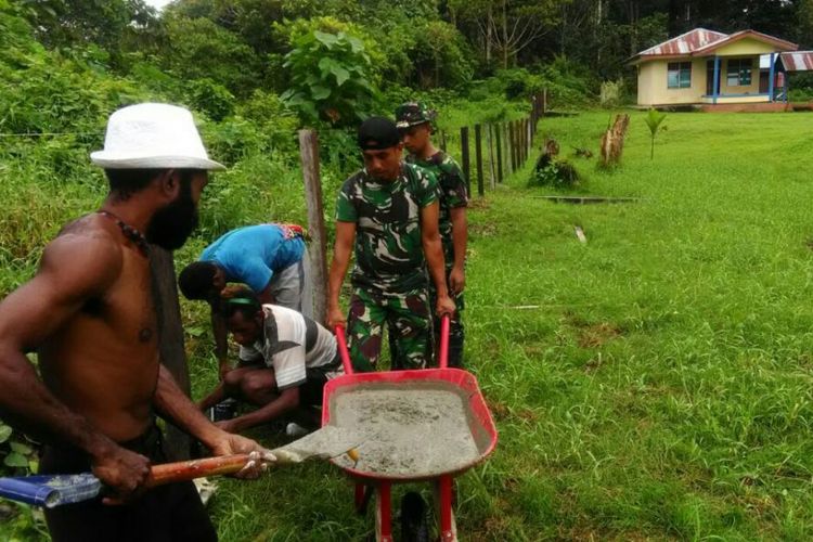  Prajurit Yonif 410 Alugoro Blora Jawa Tengah yang bertugas sebagai Satuan Tugas (Satgas) Pengamanan Perbatasan (Pamtas) Indonesia-Papua Nugini, Sabtu (10/6/2017) kemarin bahu membahu dengan warga  Kampung Wembi, Distrik  Manen Kabupaten Keerom, Papua, membersihkan lingkungan Gereja Katholik Santo Petrus. 