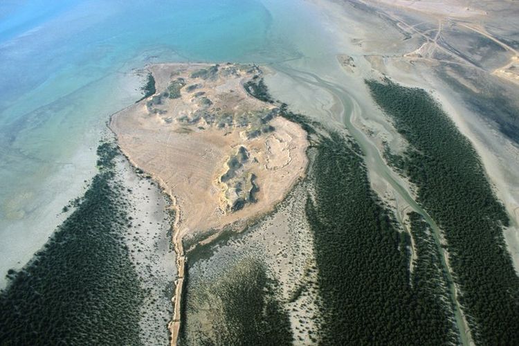 Pulau Bin Ghannam yang terletak di dalam Teluk Khor Al Shaqiq