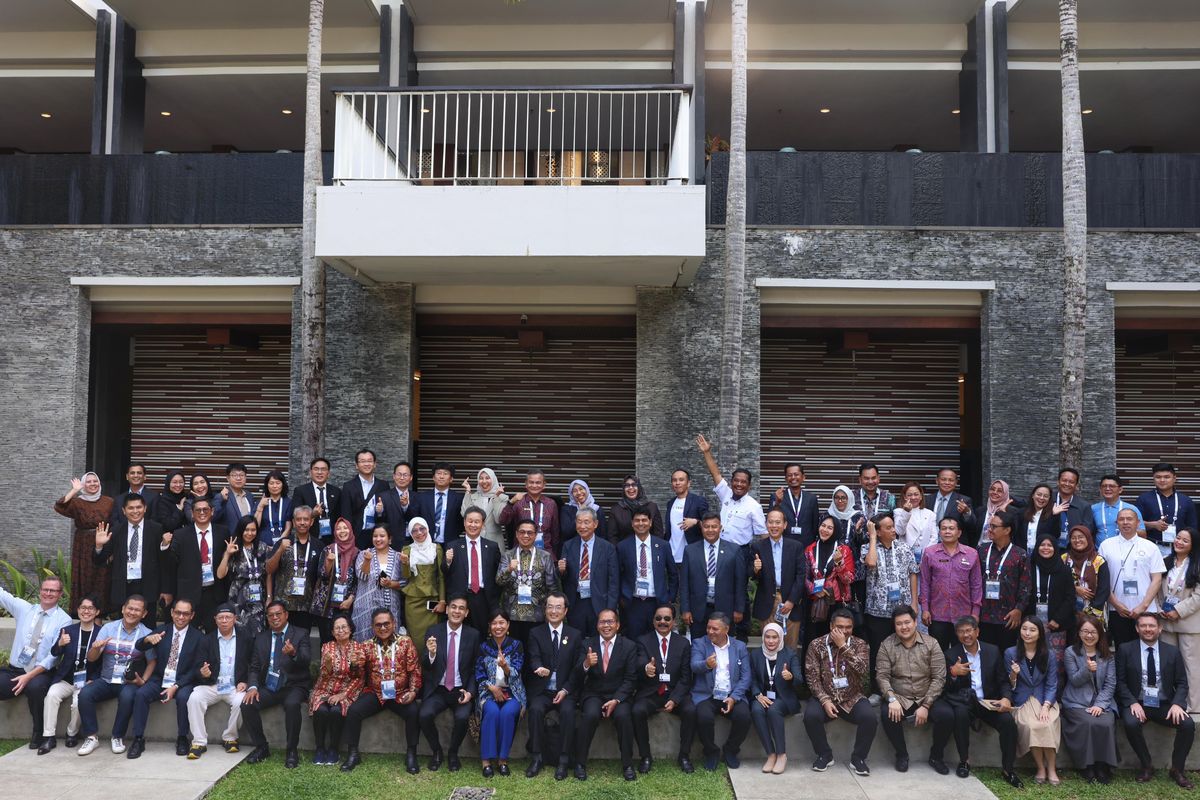 Wali Kota (Walkot) Makassar Moh Ramdhan Pomanto bersama peserta yang mengikuti Workshop Internasional Forum Air Dunia ke-10 di Courtyard Hotel Nusa Dua, Bali, Selasa (21/5/2024). 