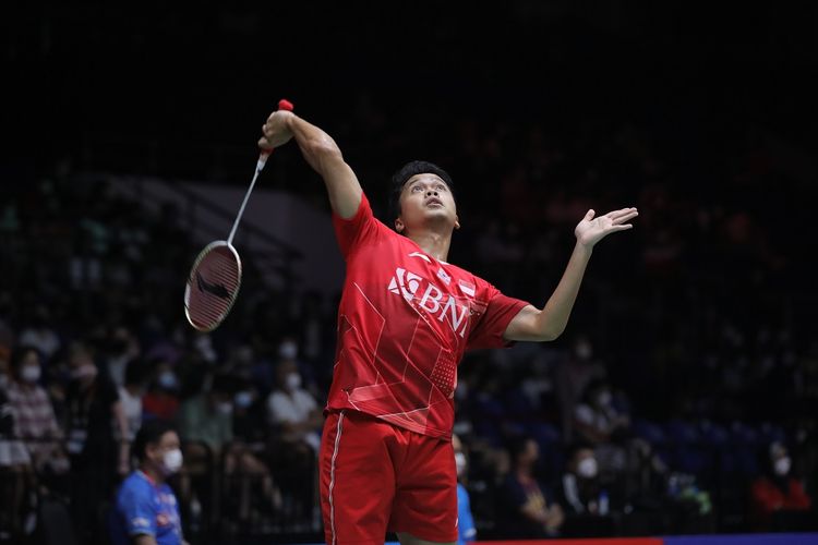 Anthony Sinisuka Ginting saat bertanding melawan sesama tunggal putra Indonesia Chico Aura Dwi Wardoyo dalam rangkaian perempat final Malaysia Masters 2022 di Axiata Arena, Kuala Lumpur, pada Jumat (8/7/2022).