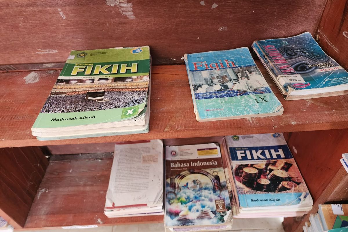 Kondisi buku pegangan guru dan siswa di MAS Al-Hidayah Bomberay, Fakfak, Papua Barat yang terbatas.  