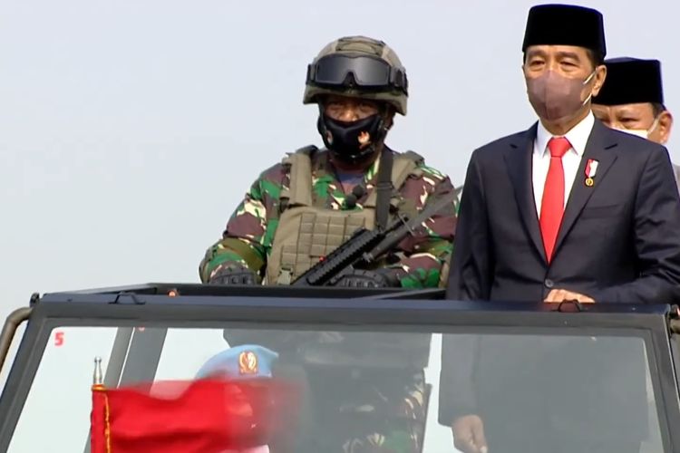 Foto tangkapan layar YouTube Sekretariat Presiden: Presiden Joko Widodo didampingi Menteri Pertahanan Prabowo Subianto menghadiri upacara penetapan komponen cadangan di Pusdiklatpassus, Bandung Barat, Kamis (7/10/2021). 