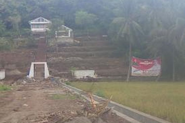 Salah satu caleg di Pinrang, Sulawesi Selatan memasang baliho di kompleks kuburan.