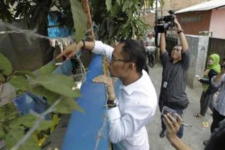 Menteri Ketenagakerjaan Hanif Dhakiri meminta pintu dibuka saat melakukan inspeksi mendadak di Perusahaan Pengerah Tenaga Kerja Indonesia Swasta (PPTKIS) Elkari Makmur Sentosa yang terletak di Jalan Asem Baris Raya, Gang Z, Tebet, Jakarta Selatan, Rabu (5/11/2014). Dalam sidak kali ini Menaker menemukan sejumlah pelanggaran di antara lain tempat tidur yang tidak layak dan penampungan yang tertutup. KOMPAS IMAGES/RODERICK ADRIAN MOZES