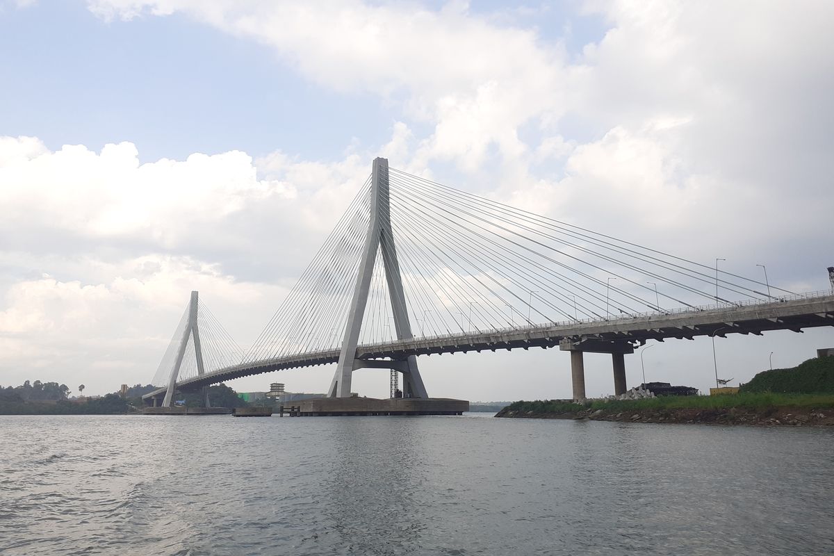 Jembatan Pulau Balang jika dilihat dari Teluk Balikpapan