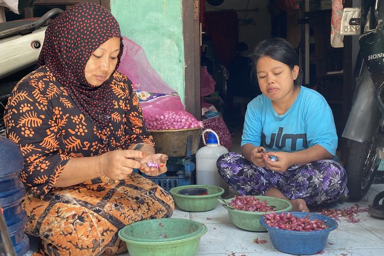 Cerita Nurul 20 Tahun Jadi Buruh Kupas Bawang di Malang, Dibayar Rp 2.000 Per Kg