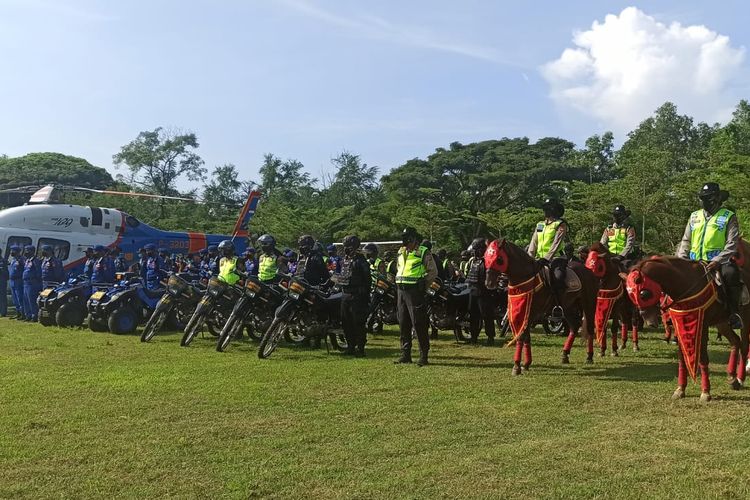 Anggota Polda Bali saat mengikuti apel apel Gelar Pasukan Operasi Puri Agung 5 di lapangan Lagoon, Nusa Dua, Kabupaten Badung, Bali pada Kamis (19/5/2022). Kompas.com/ Yohanes Valdi Seriang Ginta