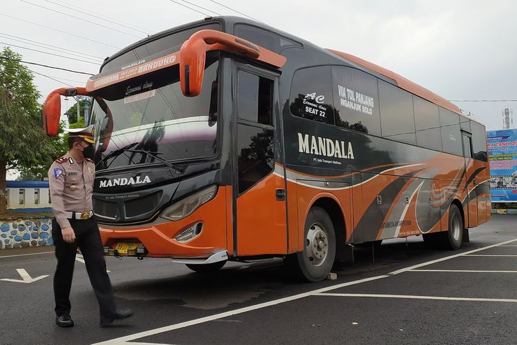 Bus PO Mandala yang nyaris tersambar KA akibat menerobos palang pintu diamankan di Satlantas Polresta Banyumas, Jawa Tengah, Kamis (23/12/2021).