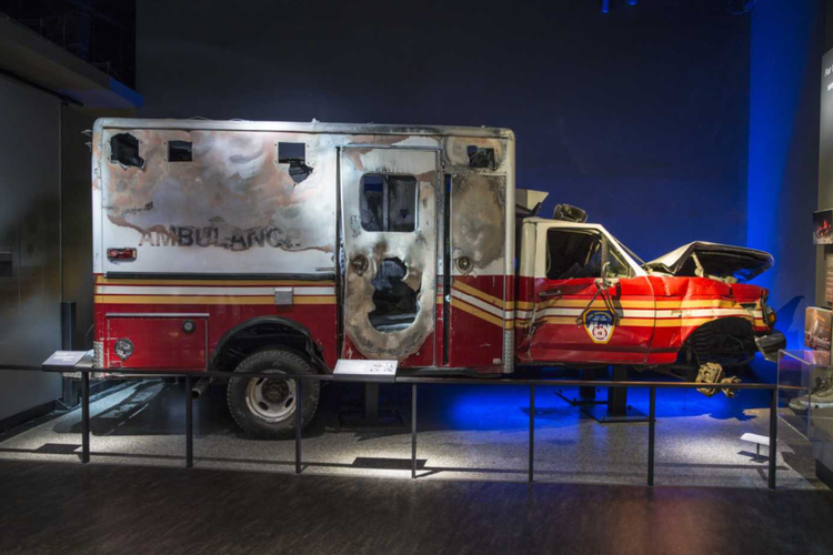 Ambulans yang digunakan Departemen Pemadam Kebakaran New York pada tragedi 11 September silam.