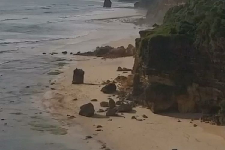 Tampak reruntuhan batu cincin di Pantai Mbawana, Kabupaten Sumba Barat Daya, Nusa Tenggara Timur (NTT).