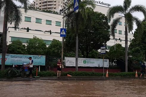 Tinggi Genangan Air Capai 40 Sentimeter di Depan RS Mitra Keluarga Kelapa Gading 