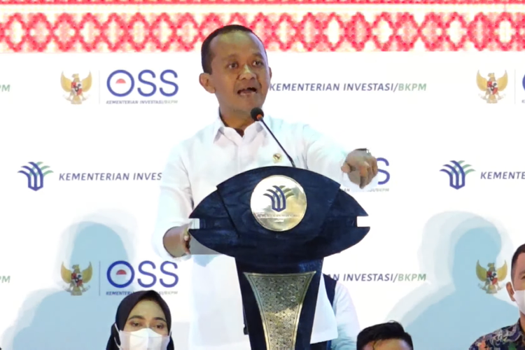 Menteri Investasi/Kepala BKPM Bahlil Lahadalia menyampaikan sambutan di acara Pemberian NIB di Makassar, Sulawesi Selatan, Kamis (22/12/2022).