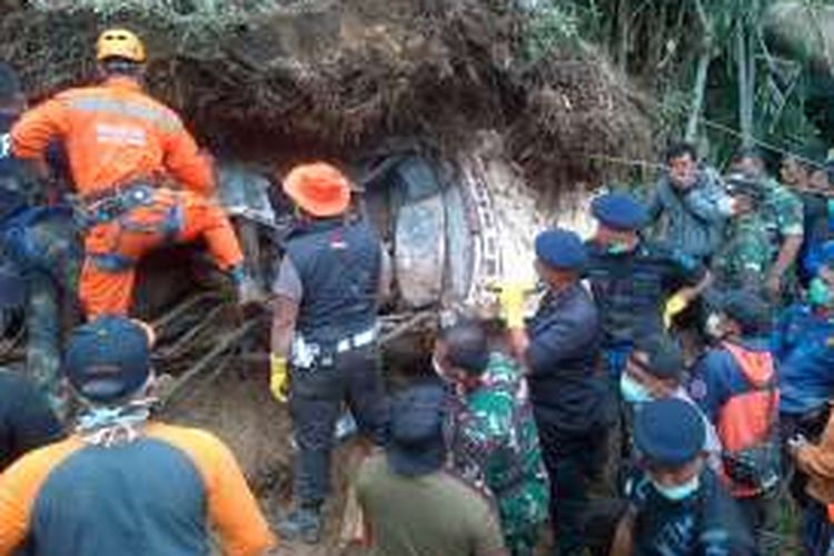 Petugas saat mengevakuasi mobil yang tertimbun longsor di Jalan Kolonel Masturi, Lembang, Selasa (15/11/2016). KOMPAS.com/DENDI RAMDHANI 