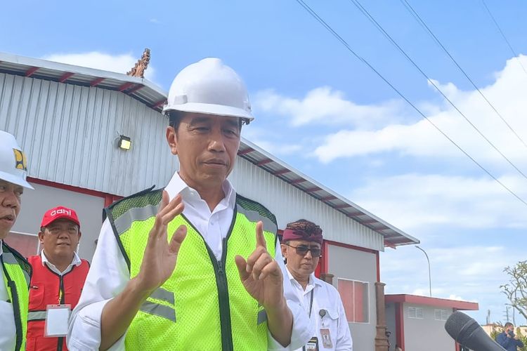 Presiden Joko Widodo atau Jokowi saat meresmikan Tempat Pengolahan Sampah Terpadu (TPST) Kesiman, Kertalangu, Denpasar, Bali, pada Senin (13/3/2023). Kompas.com/ Yohanes Valdi Seriang Ginta