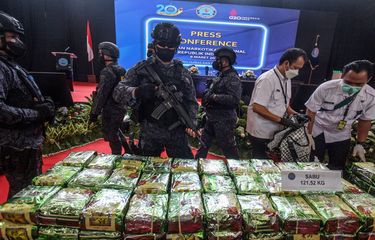 Petugas merapikan barang bukti narkoba jenis sabu-sabu di Lido, Kabupaten Bogor, Jawa Barat, Selasa (8/3/2022). BNN mengungkapkan bahwa pihaknya telah menyita 121,52 kg sabu-sabu dari 10 tersangka jaringan narkotika di Aceh dan Kalimantan Tengah.