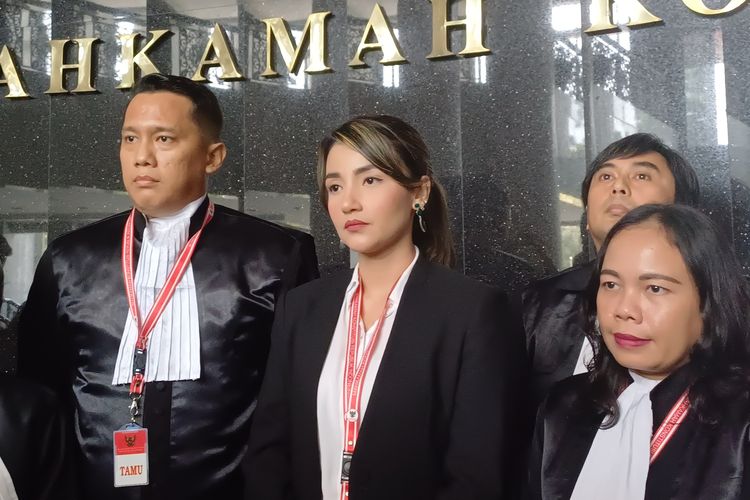 Aktris Tsania Marwa (kedua dari kiri) usai menjadi saksi sidang judicial review Pasal 330 KUHP tentang Pengambilan Paksa Anak di Mahkamah Konstitusi RI, Senin (18/3/2024).