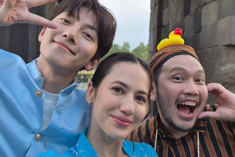 Ji Chang Wook ke Candi Prambanan mengenakan beskap.
