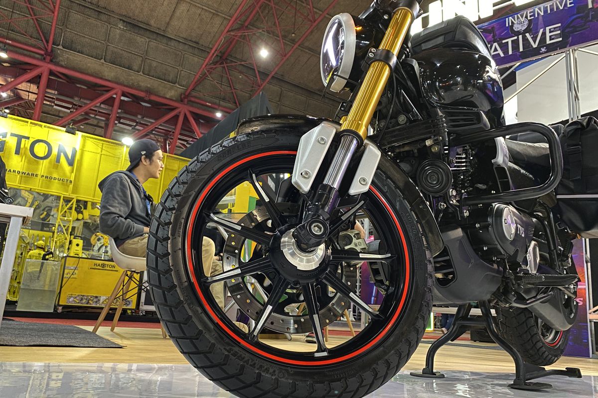 Suspensi depan TVS Ronin menggunakan upside-down fork