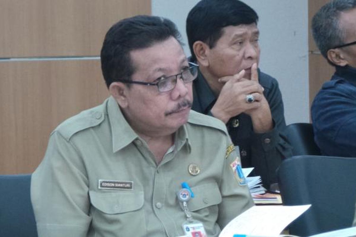 Kepala Dinas Kependudukan dan Catatan Sipil DKI Jakarta Edison Sianturi, saat rapat bersama Komisi A DPRD DKI Jakarta, di Gedung DPRD DKI Jakarta, Selasa (21/6/2016). 