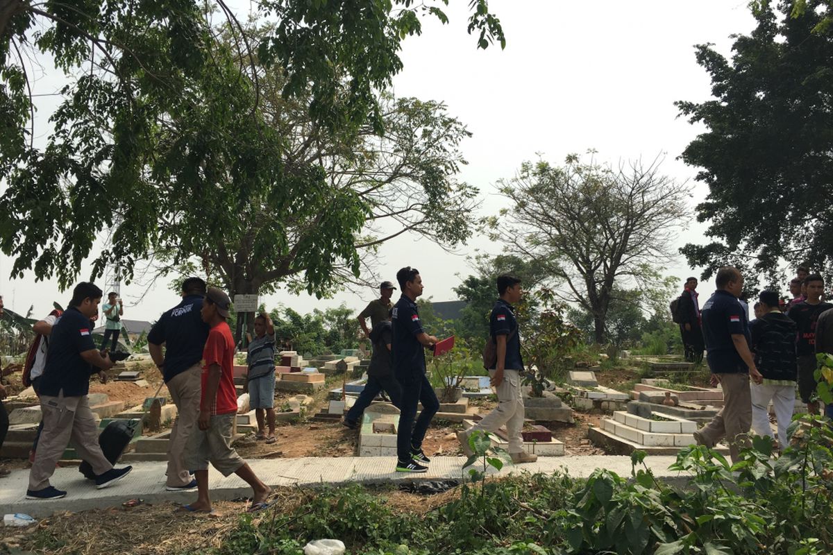 Tim forensik Mabes Polri mulai otopsi Jenazah MA, pria yang dihakimi massa di Bekasi, otopsi di Pemakaman TPU Kedondong, Kampung Harapan Baru, Desa Cikarang Kota, Kecamatan Cikarang Utara, Kabupaten Bekasi, Rabu (9/8/2017).