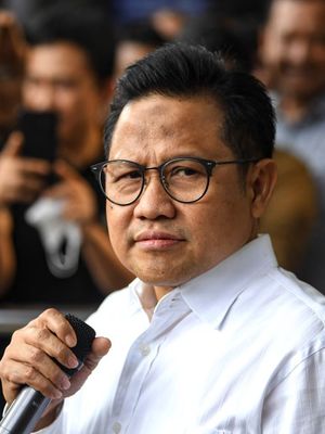 Ketua Umum PKB yang juga bakal calon wakil presiden (bacawapres) dari Koalisi Perubahan untuk Persatuan, Muhaimin Iskandar (tengah) bersiap memberikan keterangan pers usai menjalani pemeriksaan di Gedung Merah Putih KPK, Jakarta, Kamis (7/9/2023). KPK memeriksa Muhaimin Iskandar sebagai saksi selama lima jam dalam dugaan kasus korupsi sistem proteksi Tenaga Kerja Indonesia (TKI) Kementerian Tenaga Kerja (Kemenaker) saat menjabat sebagai Menakertrans pada periode 2009-2014. ANTARA FOTO/M Risyal Hidayat/rwa.