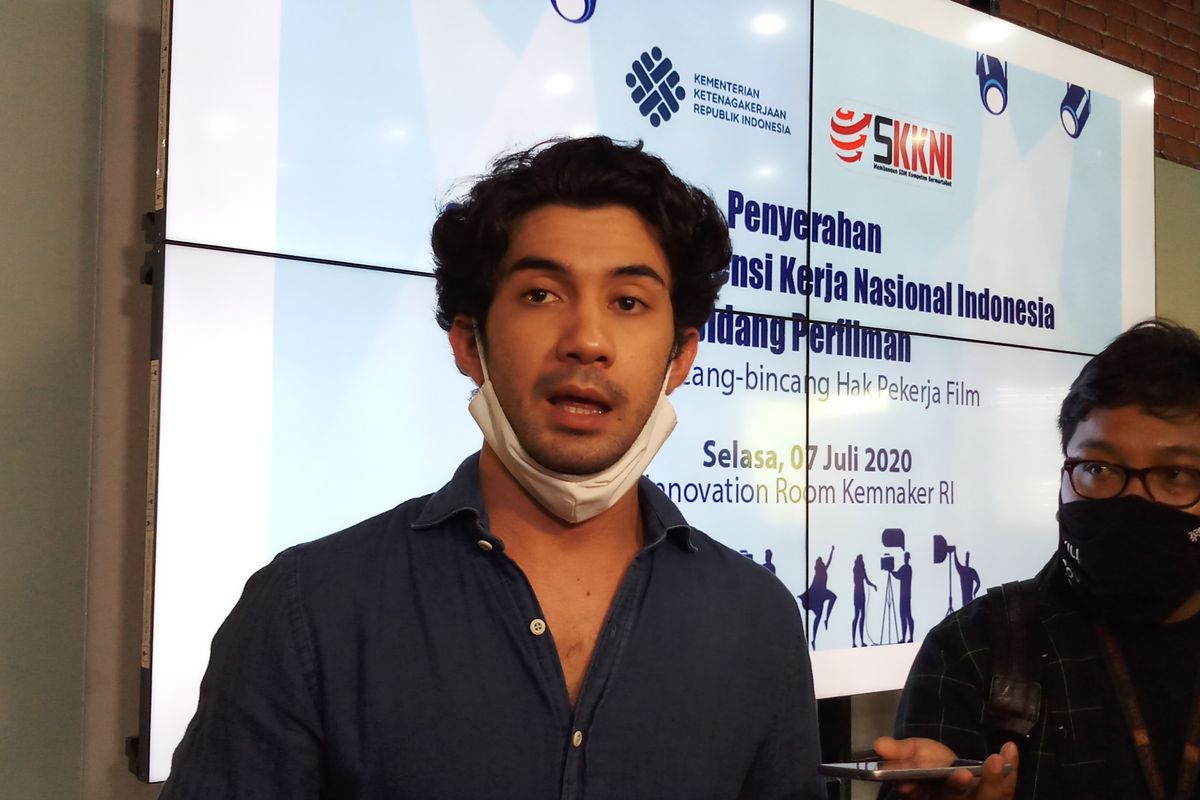 Aktor Reza Rahadian saat menghadiri acara peresmian Standar Kompetensi Kerja Nasional Indonesia (SKKNI) Bidang Perfilman di Kementerian Ketenagakerjaan, Jakarta, Selasa (7/7/2020).