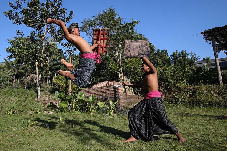 Para pepadu saat pertunjukan peresean di Desa Wisata Bonjeruk, Lombok Tengah, NTB, Jumat (2/8/2019). Berbagai atraksi budaya serta agrowisata menjadi daya tarik tempat ini.