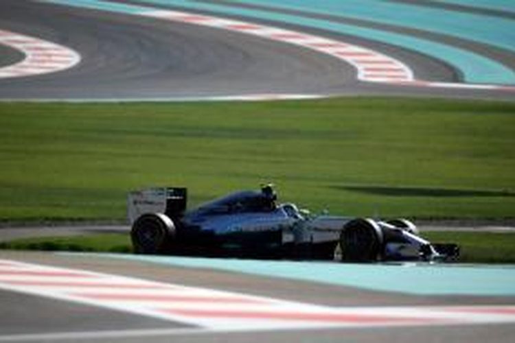 Pebalap Mercedes asal Jerman, Nico Rosberg, membalap di Sirkuit Yas Marina pada sesi latihan ketiga GP Abu Dhabi, Sabtu (22/11/2014).