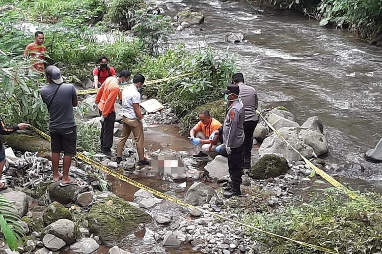 Olah TKP penemuan potongan kaki manusia, yang ditemukan wisatawan saat berwisata di Air Terjun Grojogan Sewu, Kecamatan Tawangmangu, Kabupaten Karanganyar, pada Kamis (23/2/2023).