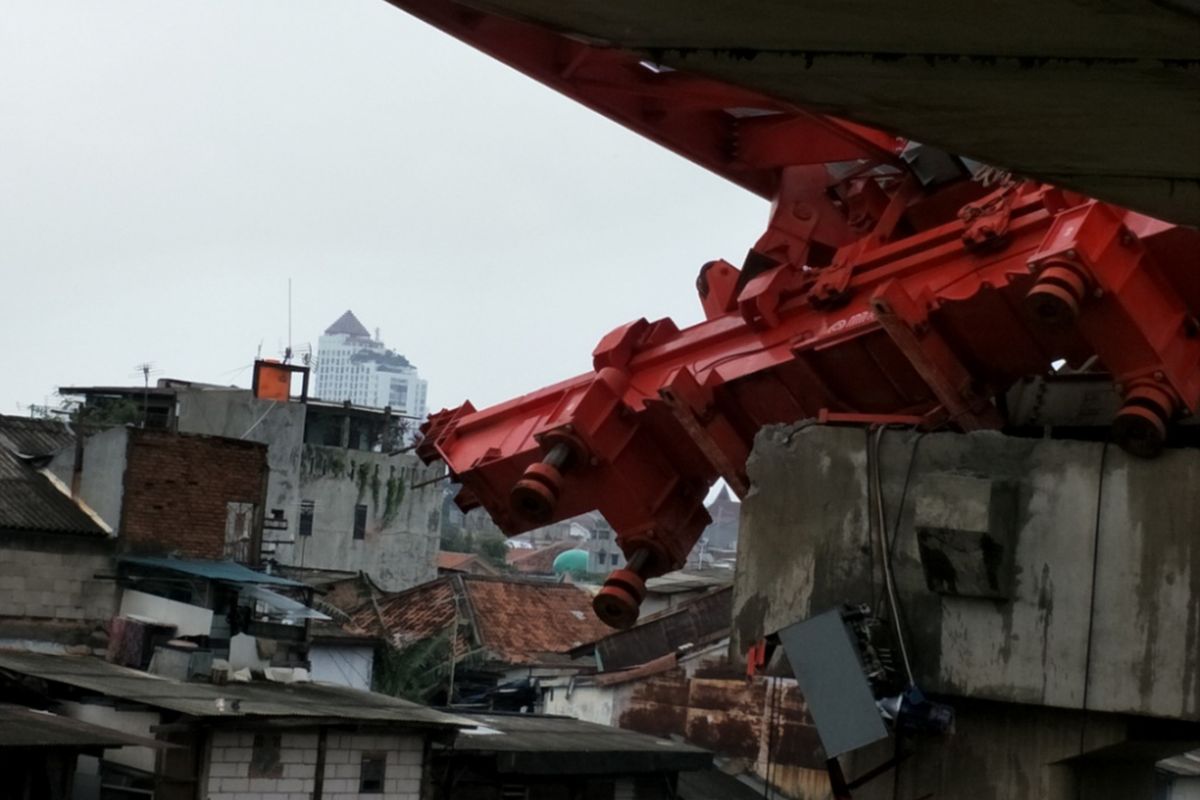 Alat berat proyek double double track (DDT) di Kampung Melayu, Jatinegara, Jakarta Timur, yang ambruk dan menewaskan empat pekerjanya masih berada di lokasi kecelakaan, Minggu (4/2/2018).