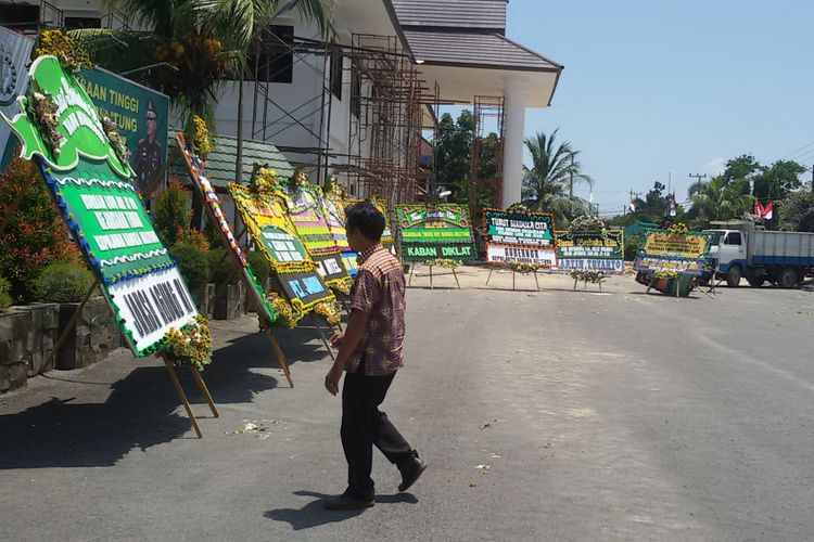 Papan karangan bunga di halaman kantor Kejati Kepulauan Bangka Belitung berisi ucapan duka terhadap korban pesawat Lion Air JT 610.