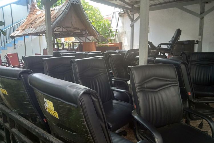Sebanyak 45 kursi anggota DPRD Padang dimasukkan ke gudang karena terjadi kekosongan  anggota dewan, Rabu (7/8/2019)