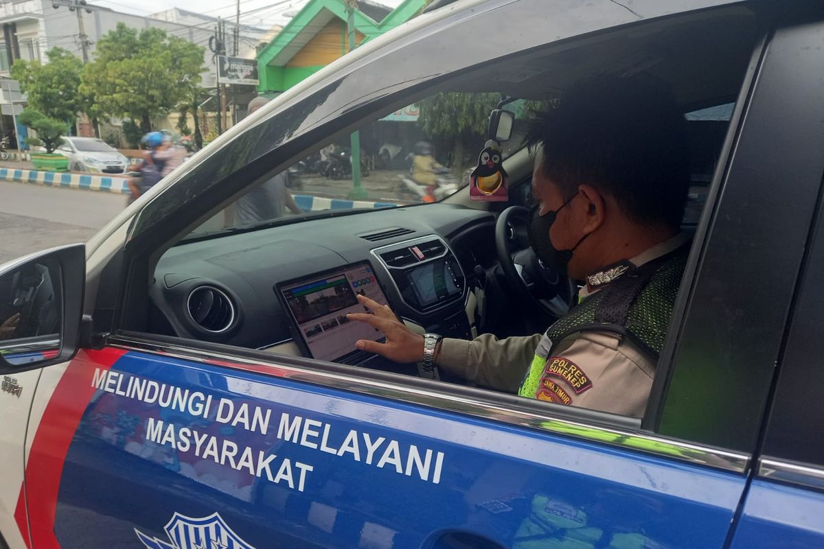 Polres Sumenep mulai menerapkan sistem tilang elektronik mobile, Senin (13/6/2022). 