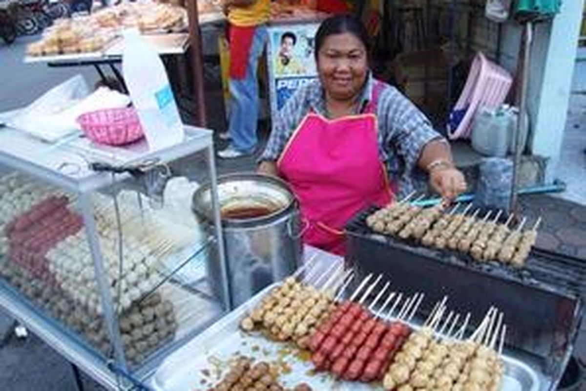 Kunjungi pasar tradisional, dan nikmati makanan lokal yang menggiurkan.