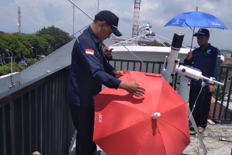 Tim BMKG Wilayah III Denpasar lakukan pengamatan gerhana matahari cincin, Kamis (26/12/2019).