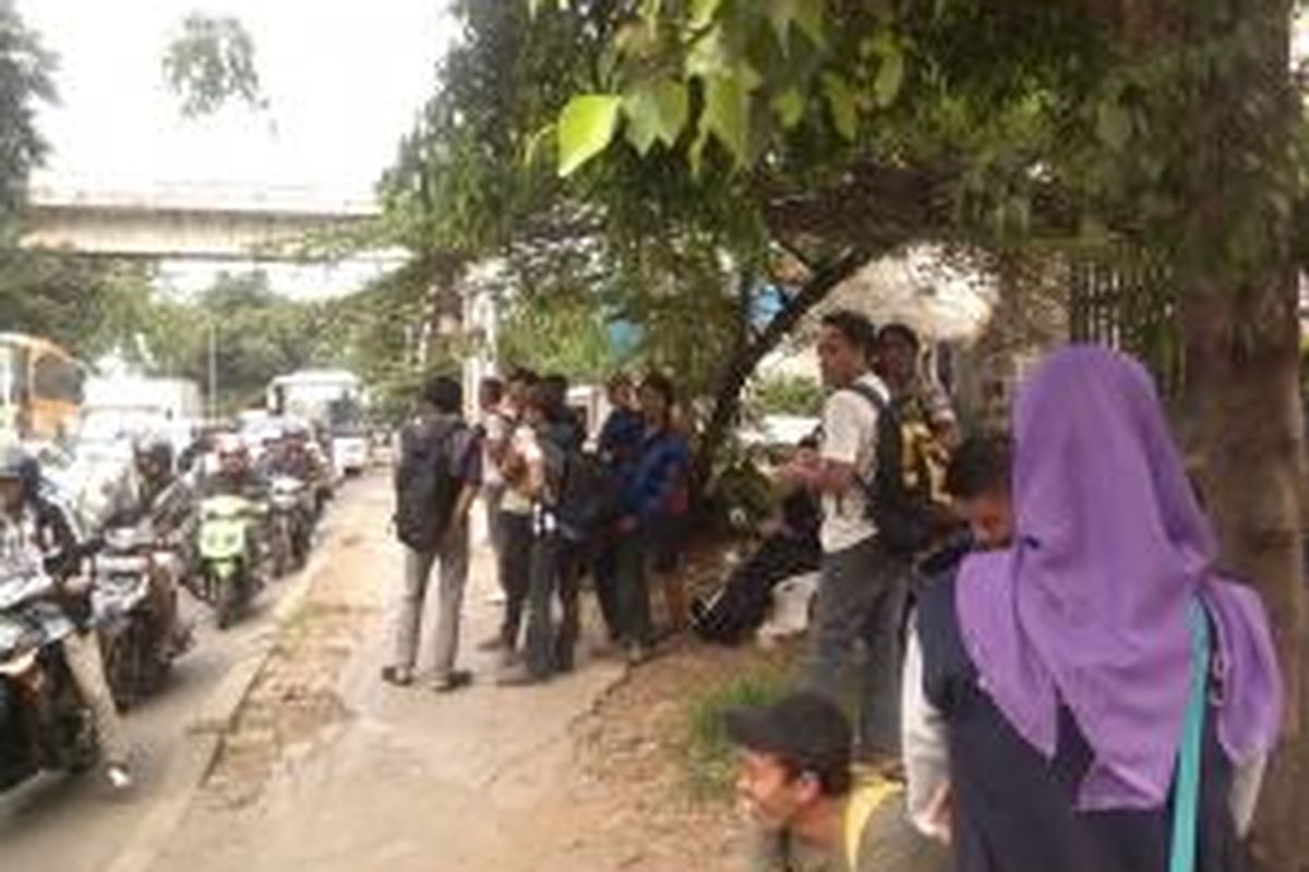 Pemudik menuju Kuningan menunggu kedatangan bus di pinggir Jalan TB Simatupang, Jakarta Selatan, karena kesulitan mendapatkannya di Terminal  Lebak Bulus, Sabtu (3/8/2013). 