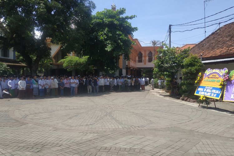 Suasana penyambutan jenazah Gus Sholah di Pesantren Tebu Ireng, Jombang, Jawa Timur, Senin (3/2/2020).