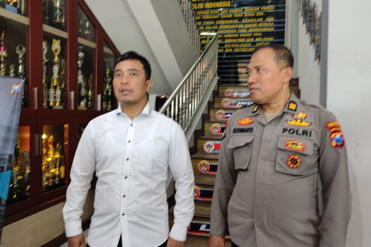 Kasatreskrim Polres Trenggalek (Kemeja Putih) di ruang Tunggu tamu Polres Trengalek Jawa Timur, Senin (06/03/2023)