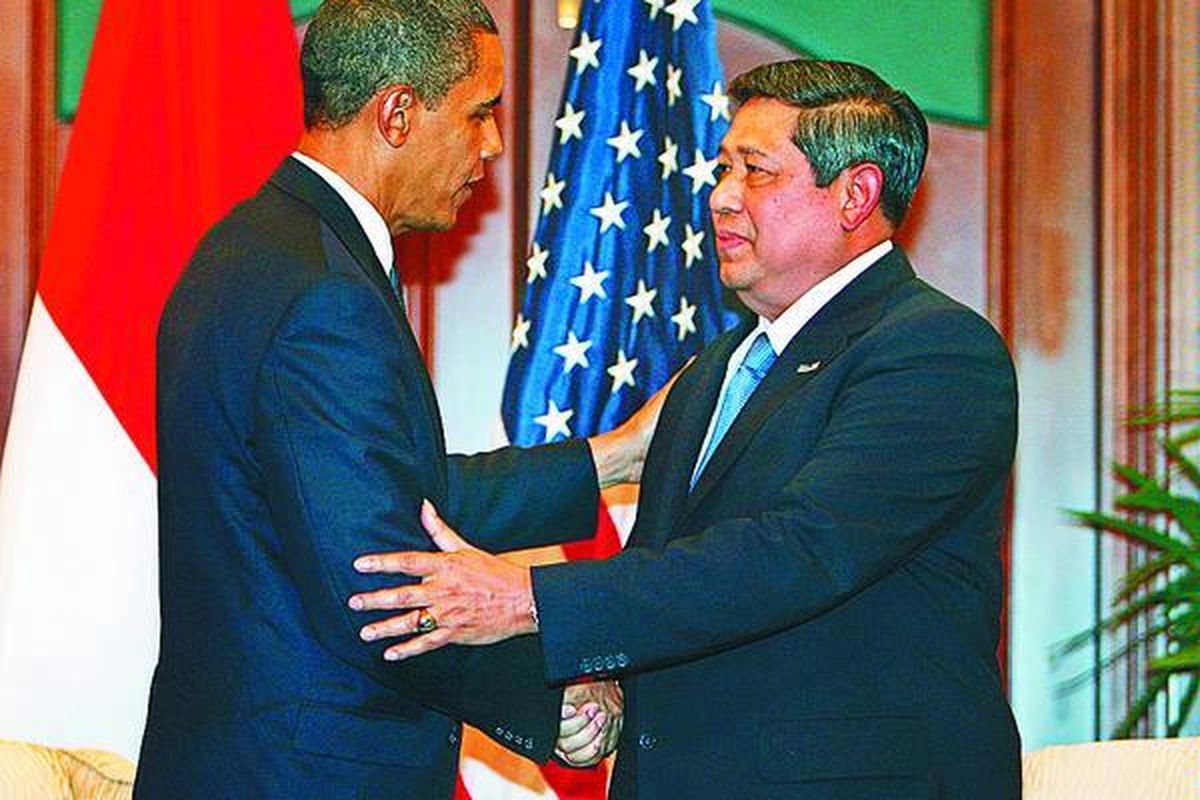 US President Barack Obama meets his counterpart from Indonesia Susilo Bambang Yudhoyono at the APEC conference in Singapore, Nov.11, 2009