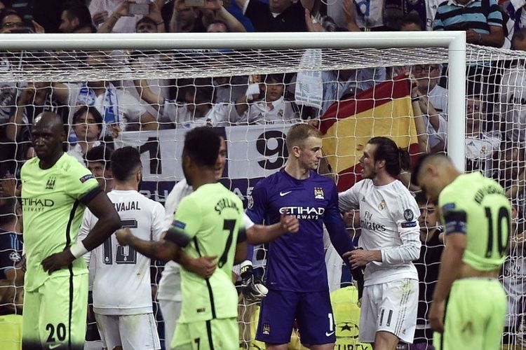 Pemain depan Real Madrid Gareth Bale menghibur kiper Manchester City, Joe Hart di akhir pertandingan sepak bola leg kedua semifinal Liga Champions UEFA, Real Madrid CF vs Manchester City FC di stadion Santiago Bernabeu di Madrid, pada 4 Mei 2016